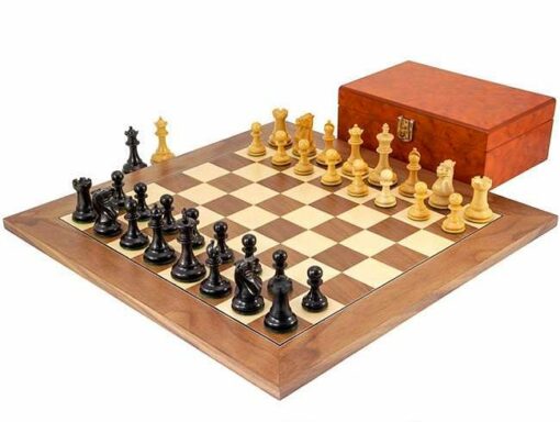 Ensemble "Highgrove" Echiquier en Bois d'Erable et de Noyer, Jeu d'Echecs en Buis de Buis Ebonisé & Coffret de Rangement en Placage de Racine