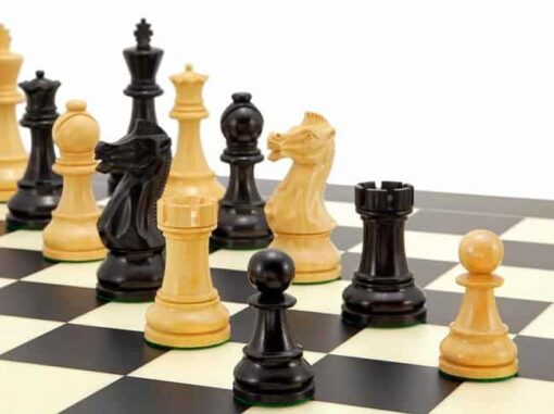 Ensemble "Frankfurt" Echiquier en Bois d'Erable et Jeu d'Echecs en Bois de Buis
