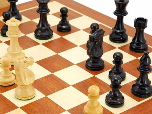 Ensemble "French Knight Black" Echiquier en Bois d'Acajou et d'Erable, Jeu d'Echecs en Bois de Buis & Coffret de Rangement en Bois de Bouleau