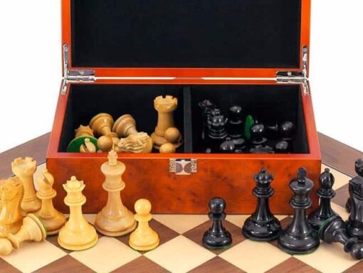 Ensemble "Highgrove" Echiquier en Bois d'Erable et de Noyer, Jeu d'Echecs en Buis de Buis Ebonisé & Coffret de Rangement en Placage de Racine