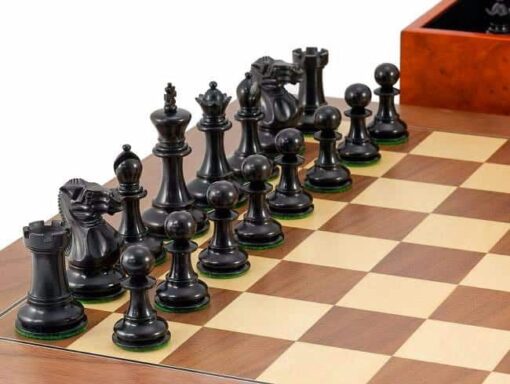 Ensemble "Highgrove" Echiquier en Bois d'Erable et de Noyer, Jeu d'Echecs en Buis de Buis Ebonisé & Coffret de Rangement en Placage de Racine