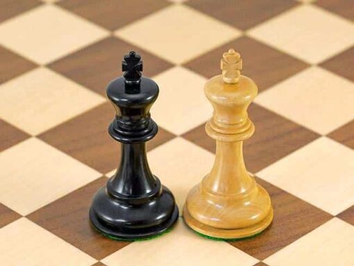 Ensemble "Highgrove" Echiquier en Bois d'Erable et de Noyer, Jeu d'Echecs en Buis de Buis Ebonisé & Coffret de Rangement en Placage de Racine